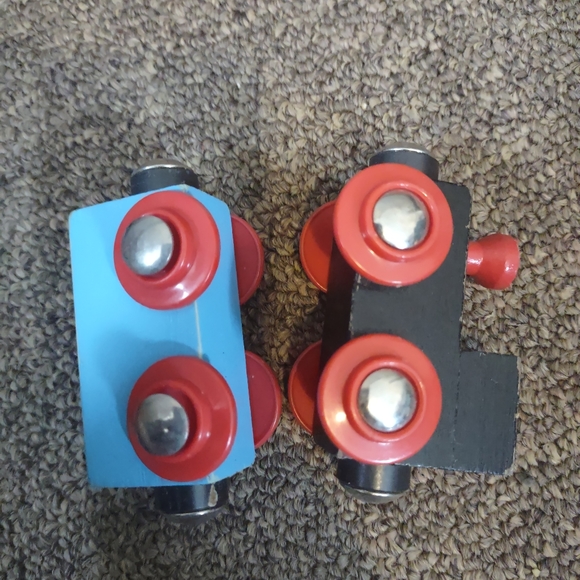 Wooden magnetic train, caboose, and four green trees lot - Picture 10 of 16